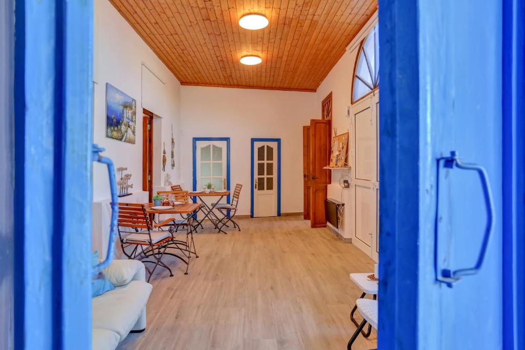 La Casa del Capitán - hallway-view-living-room-doors